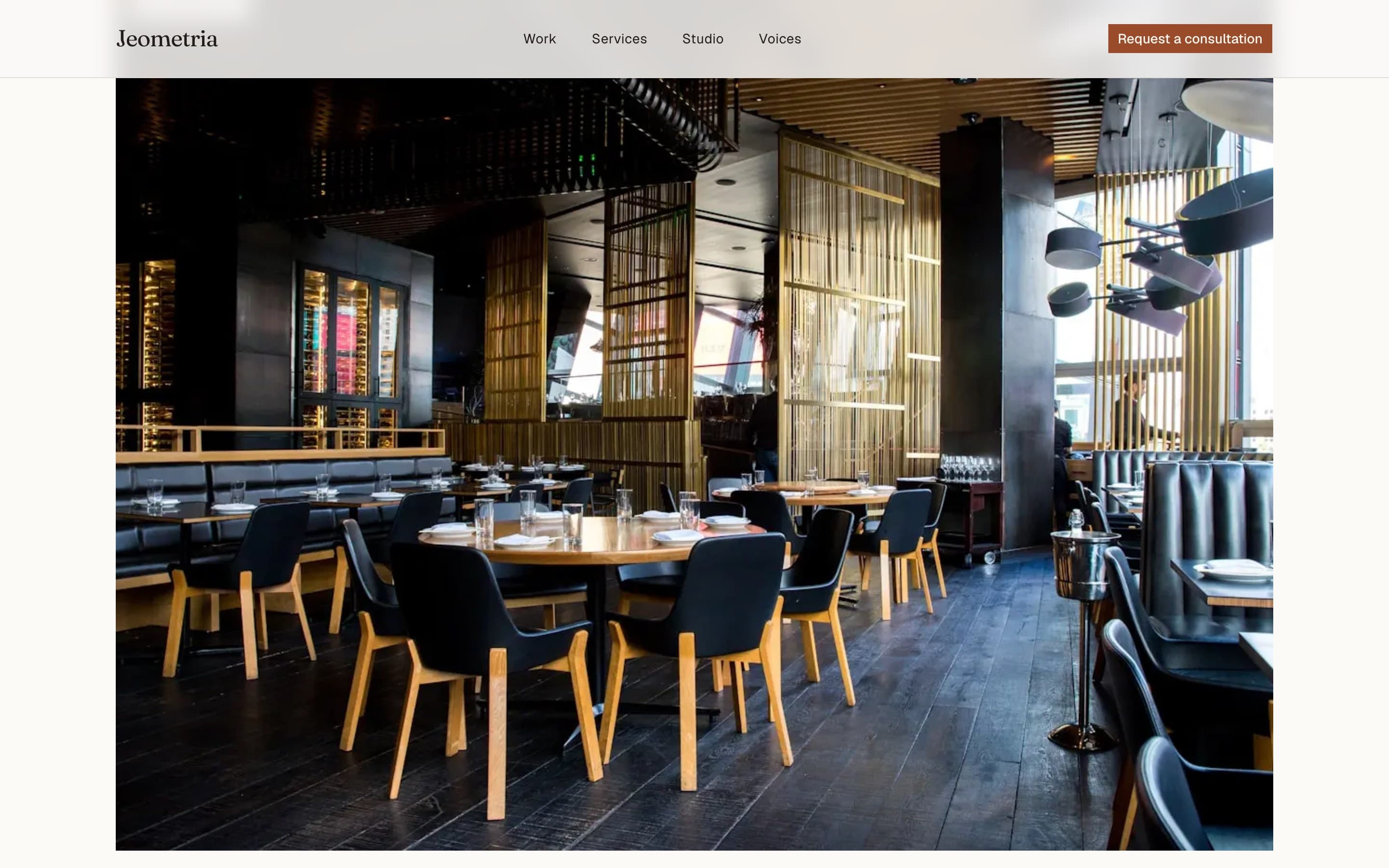 Geometria — Full-bleed interior photography that lets the rooms talk.